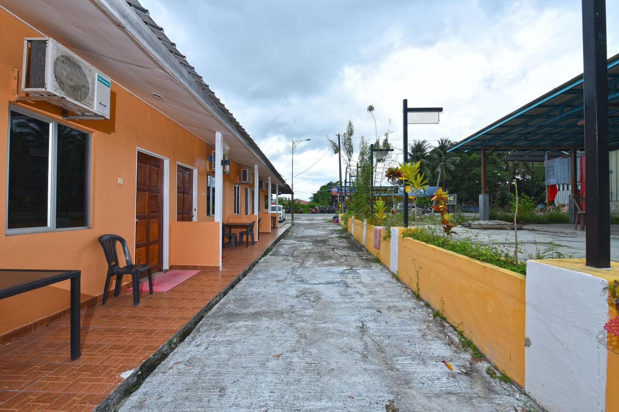 Oyo 90561 Awan Biru Motel Pantai Cenang  Esterno foto