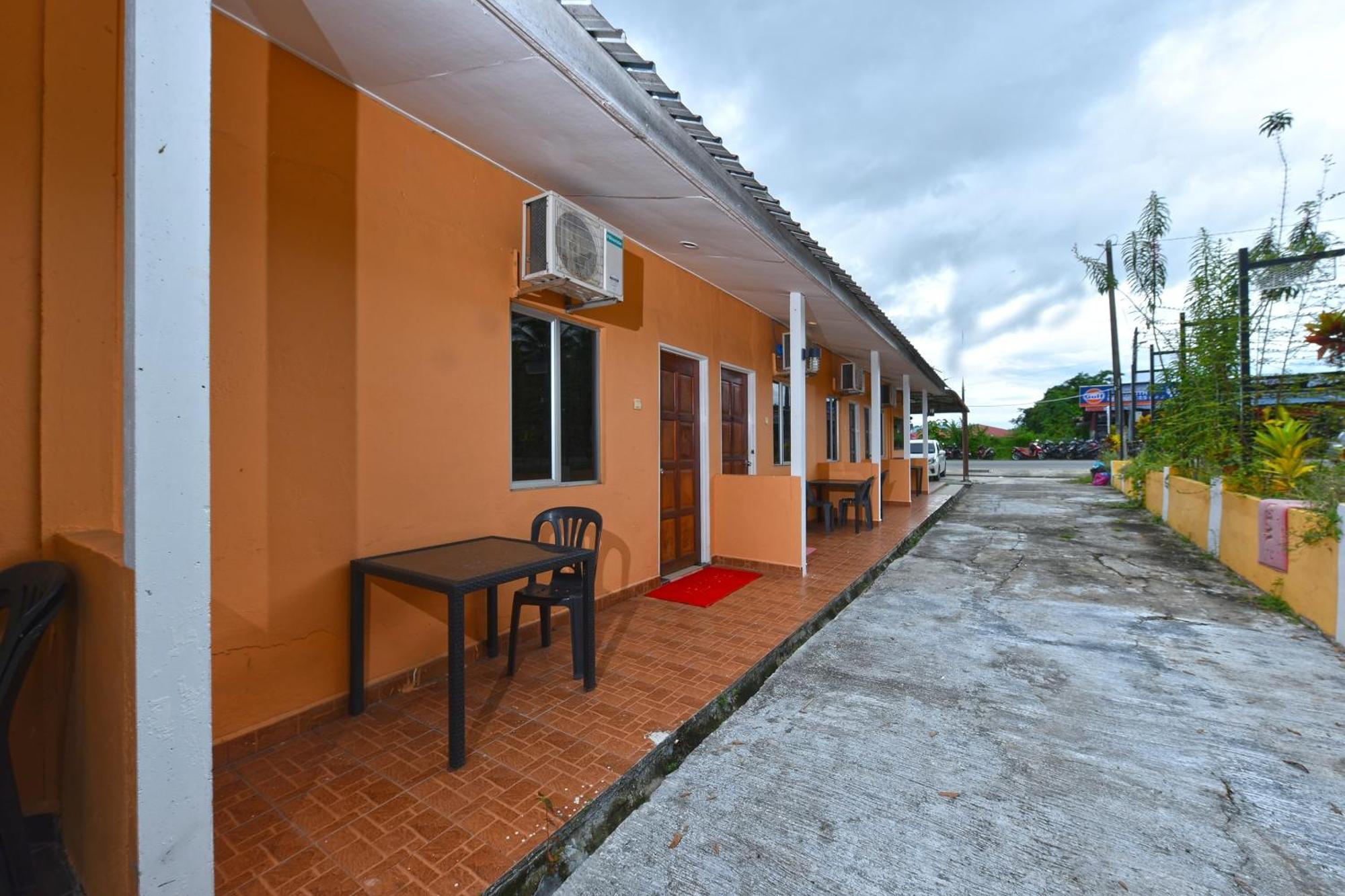 Oyo 90561 Awan Biru Motel Pantai Cenang  Esterno foto