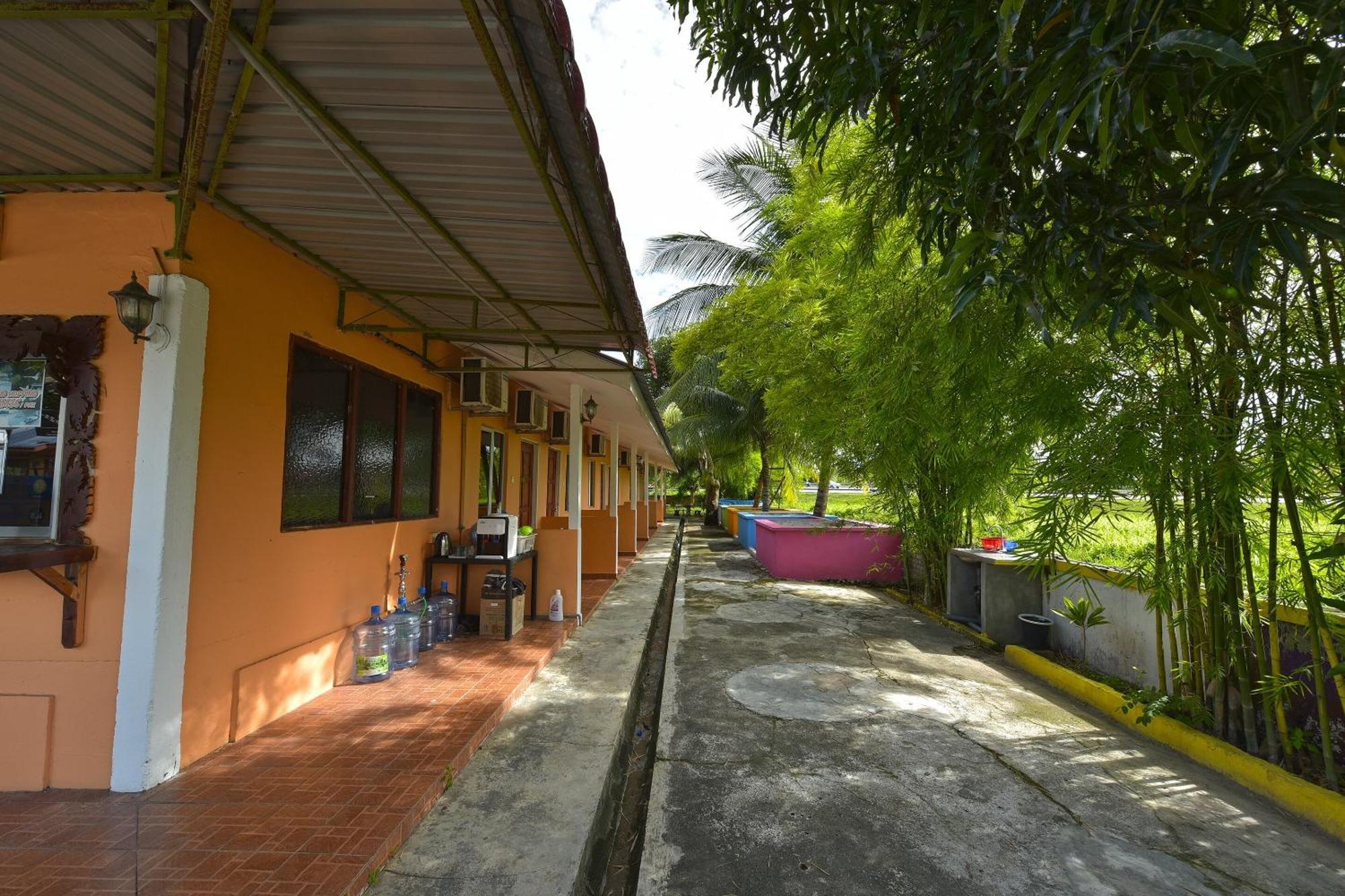 Oyo 90561 Awan Biru Motel Pantai Cenang  Esterno foto