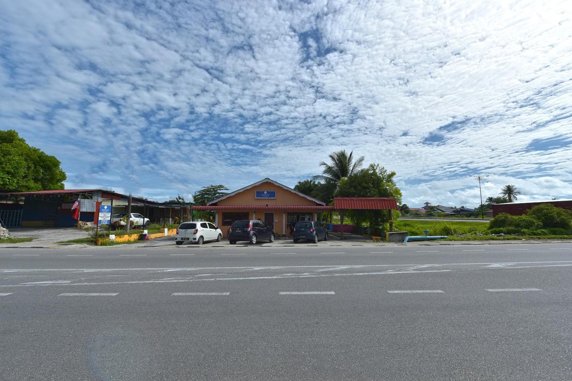 Oyo 90561 Awan Biru Motel Pantai Cenang  Esterno foto