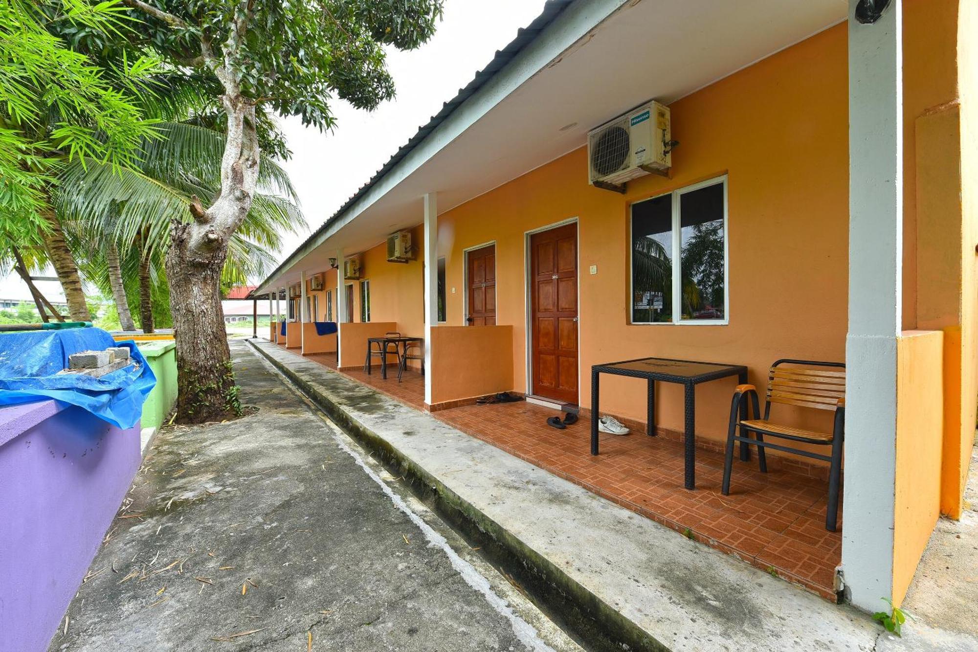 Oyo 90561 Awan Biru Motel Pantai Cenang  Esterno foto