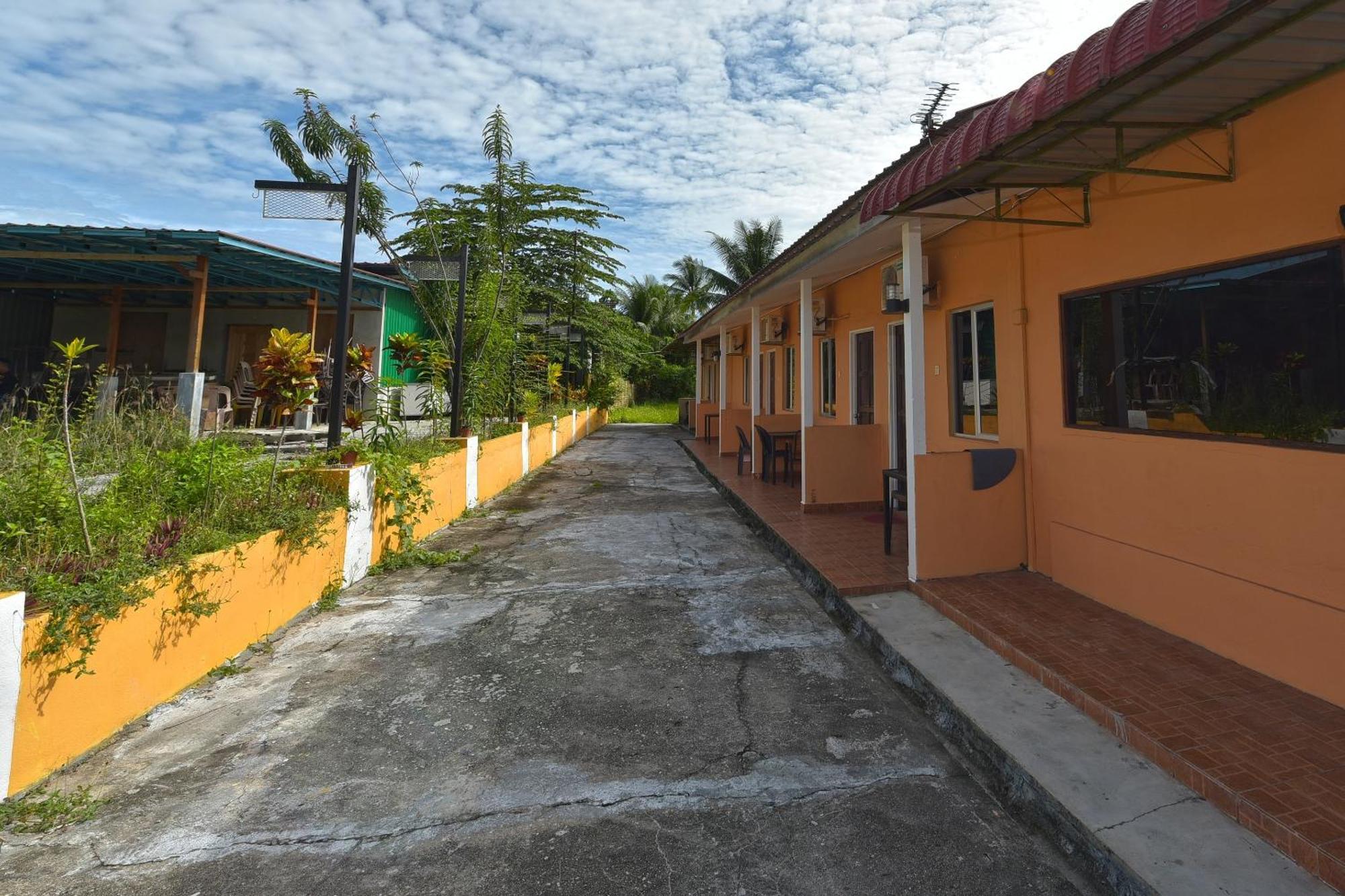 Oyo 90561 Awan Biru Motel Pantai Cenang  Esterno foto